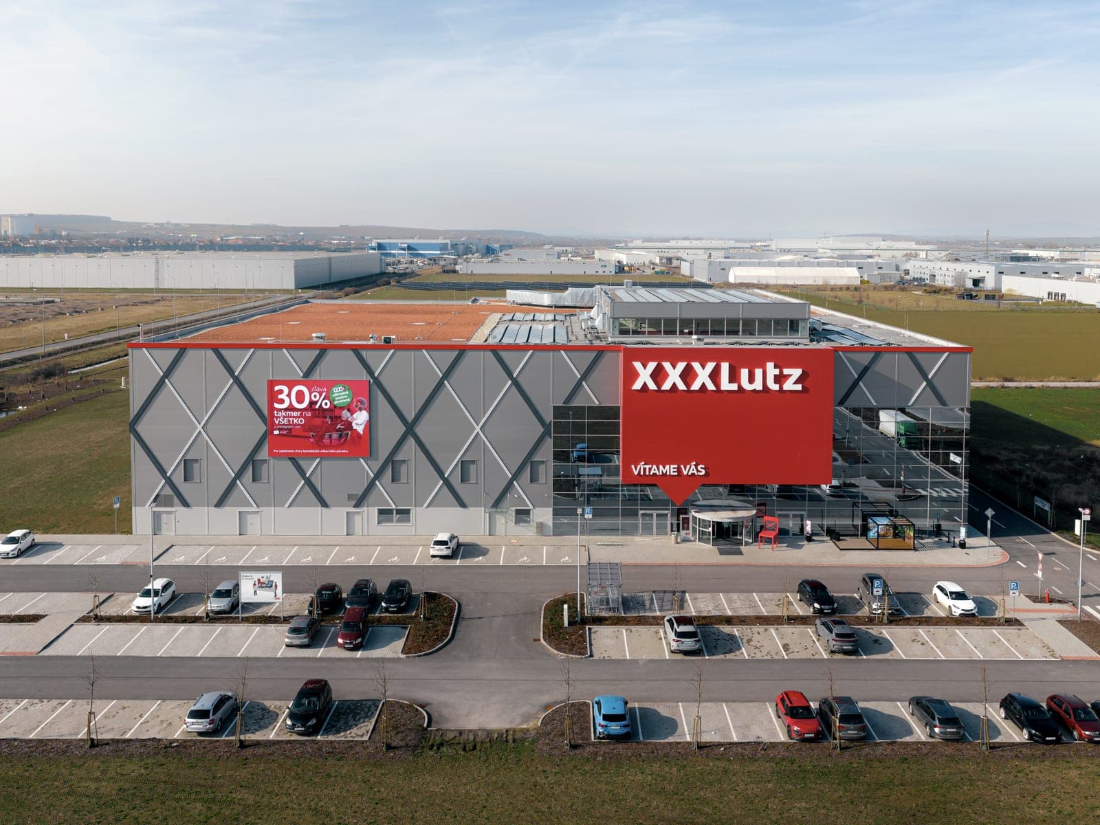 Obchodný dom XXXLutz Nitra s parkoviskom, pohľad z dronu