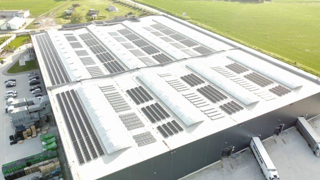 Výsledok montáže fotovoltaických panelov na firme.