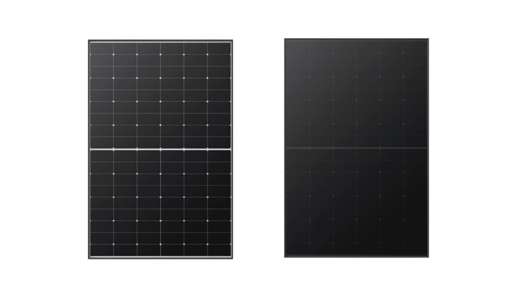 Porovnanie fotovoltických panelov Qcells – vľavo bežný monokryštalický panel, vpravo verzia all-black.
