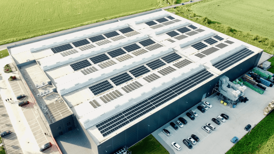 Fotovoltaická elektráreň s výkonom 500 kWp pre prevádzku na výrobu plastov.