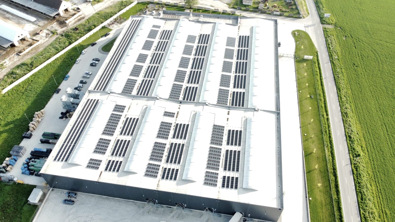 Fotovoltická elektráreň s výkonom 500 kWp pre prevádzku na výrobu plastov.