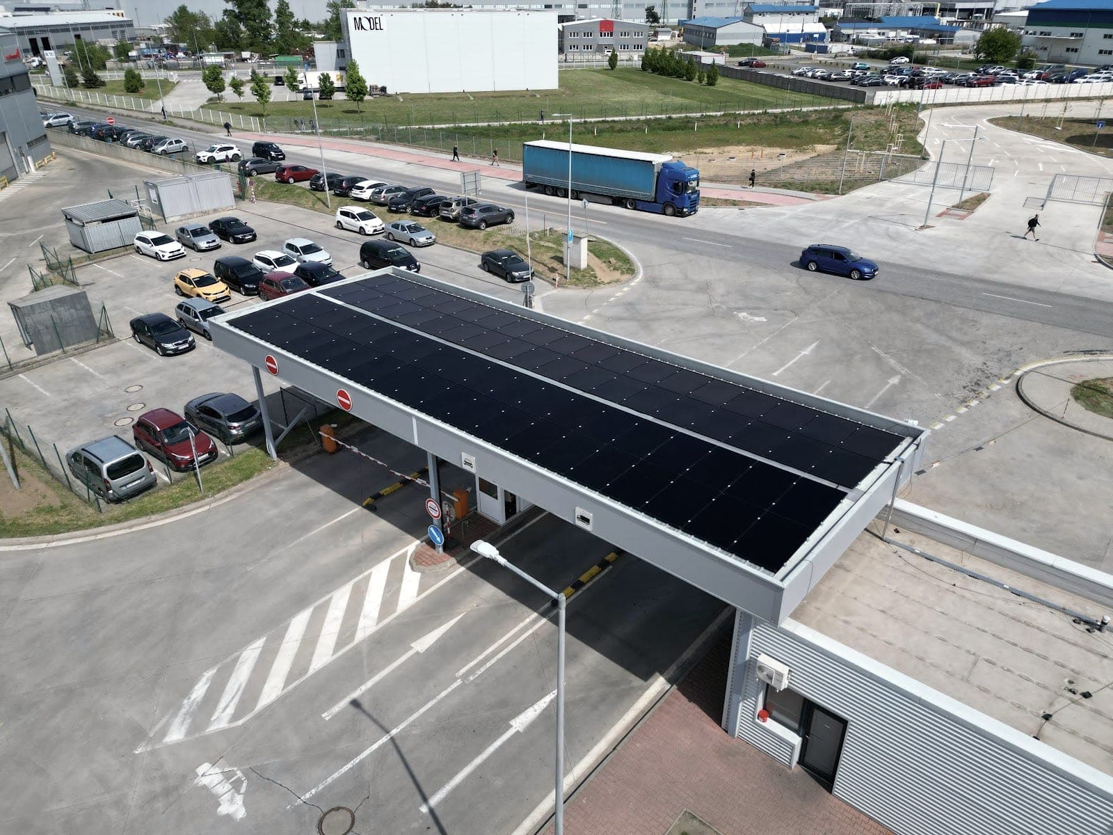 Fotovoltická elektráreň 34,2 kWp na streche – Bratislava (Energovision), záber 1
