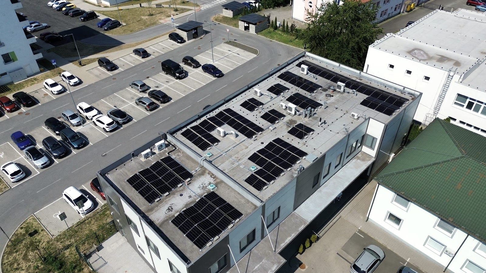 Fotovoltická elektráreň 34,2 kWp na streche – Vranov nad Topľou (Energovision), záber 1