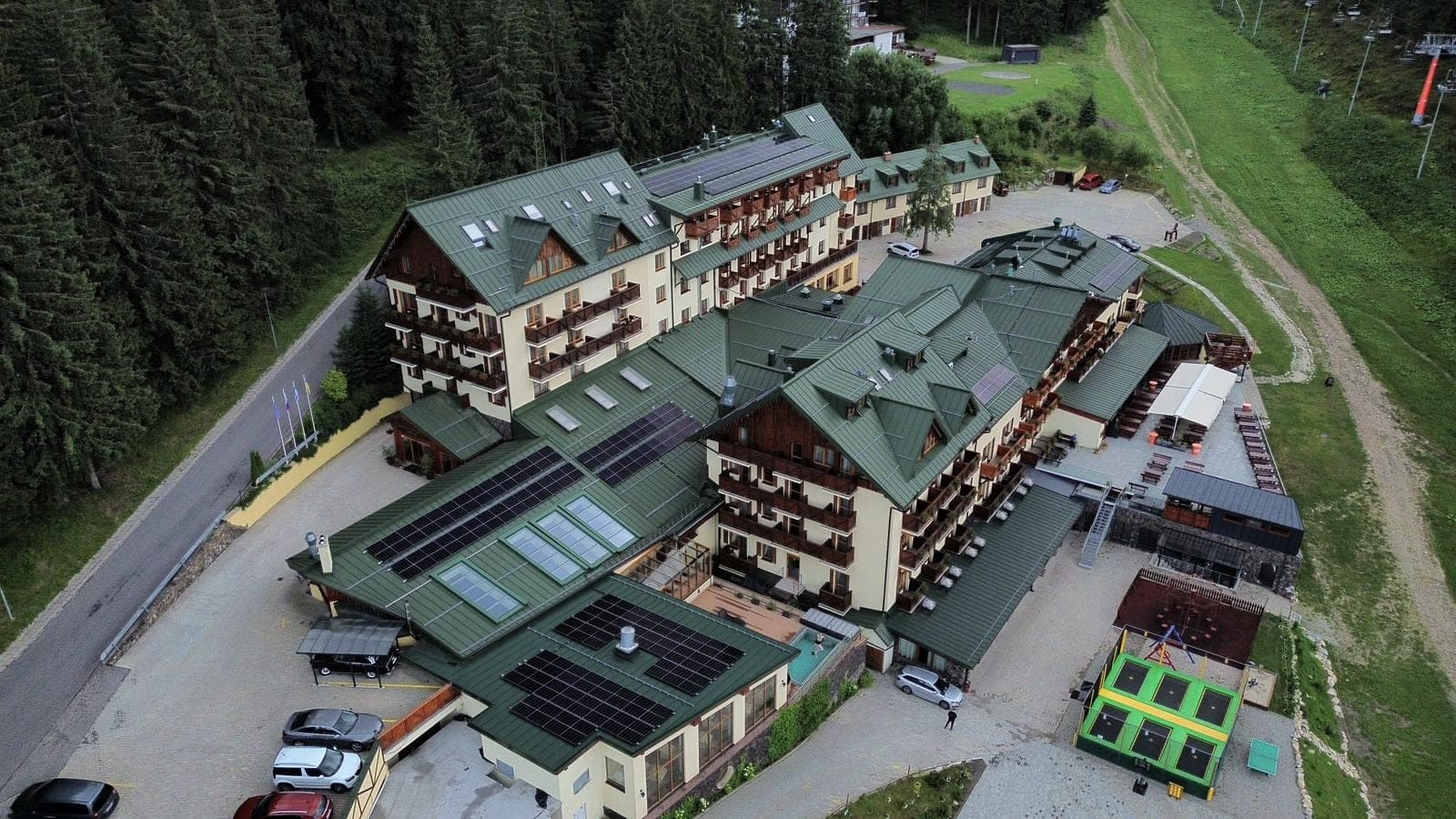 Hotel Družba s integrovaným solárnym systémom Longi