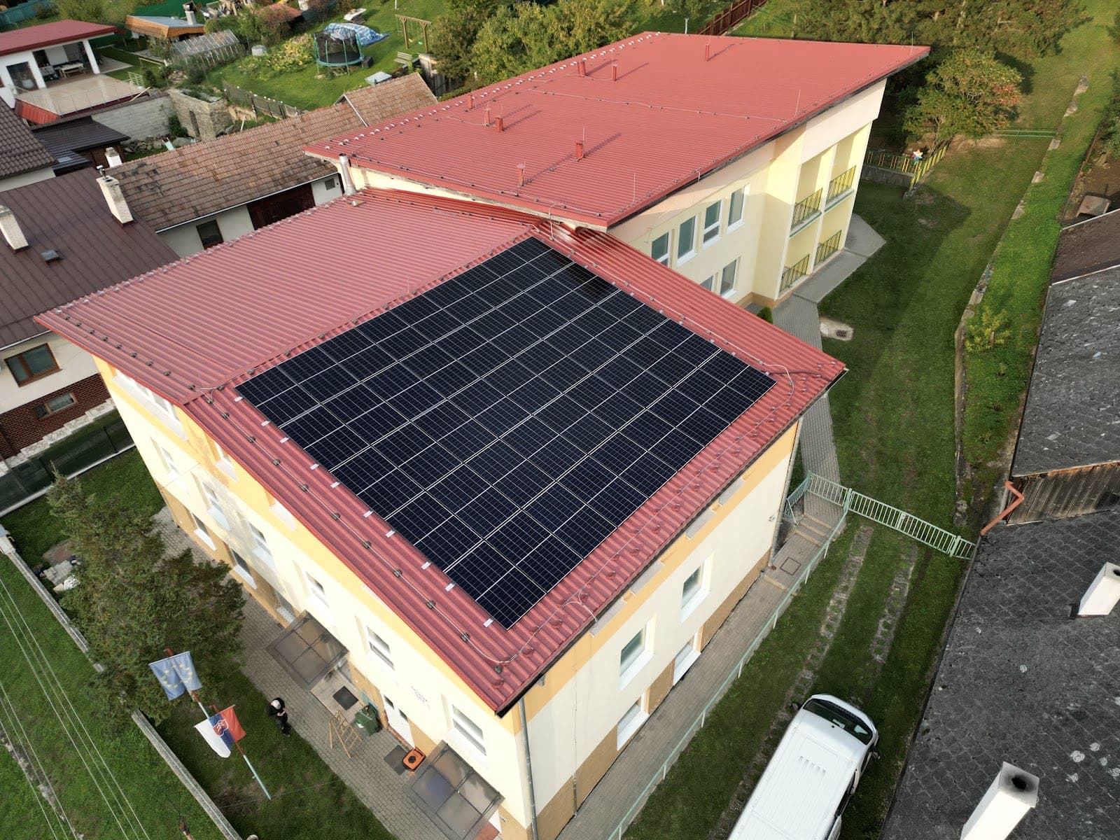Fotovoltická elektráreň 32,66 kWp na streche – Iliašovce (Energovision), záber 1