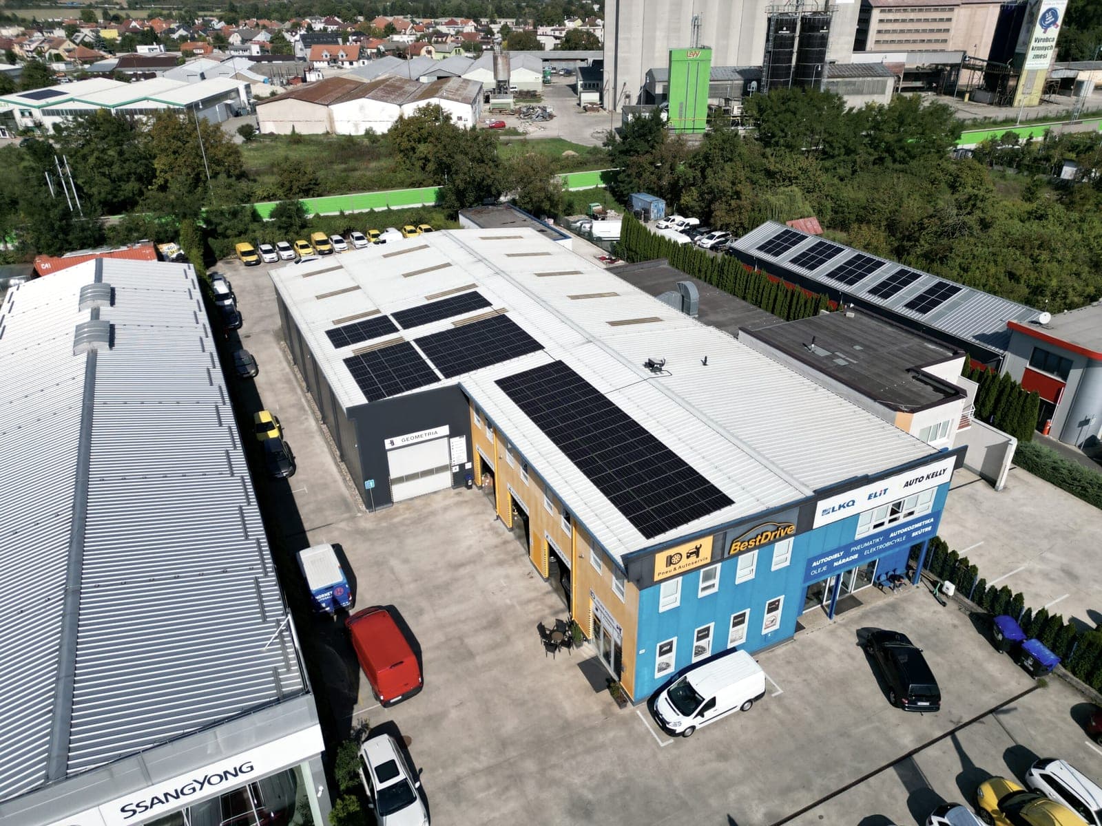 Fotovoltická elektráreň 40 kWp pre autoservis v Trenčíne.
