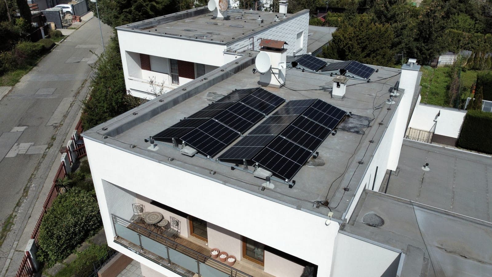 Úspešná montáž fotovoltaických panelov na streche domácnosti.