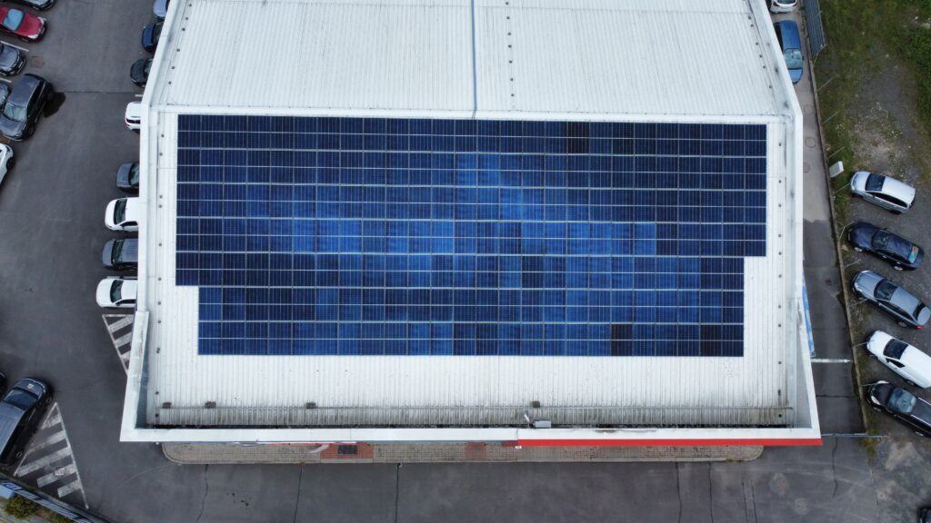 Fotovoltické panely na šikmej plechovej streche.