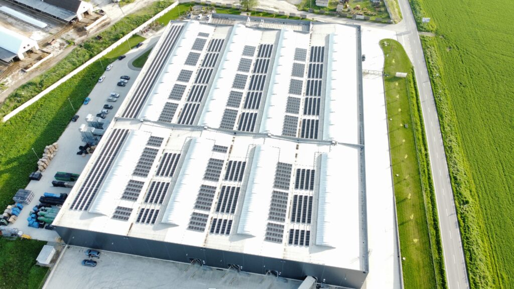 Photovoltaic power plant with an output of 500 kWp for a plastics production plant.