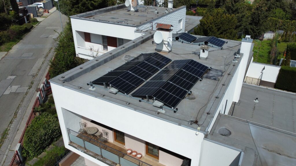 Úspešná montáž fotovoltaických panelov na streche domácnosti.