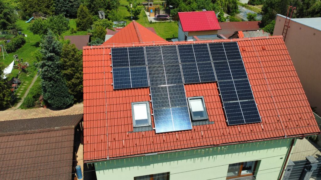 Fotovoltaické panely na šikmej škridlovej streche.