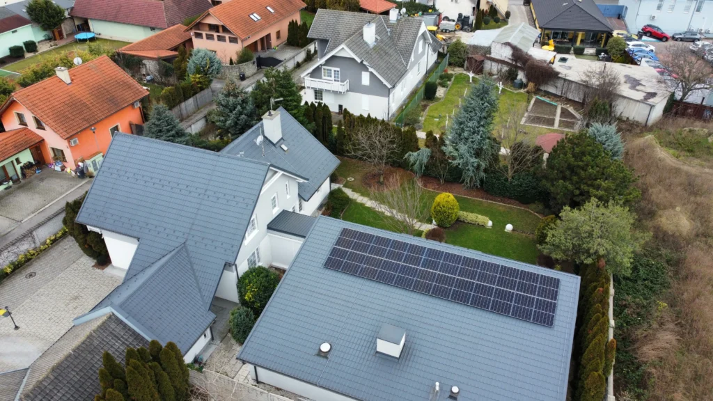 Solárne panely na strechách slovenských domácností.