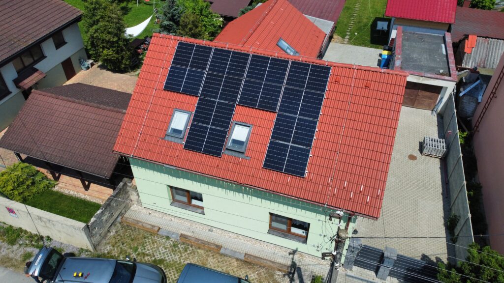 Domácnosti po celom Slovensku prechádzajú na fotovoltaiku.