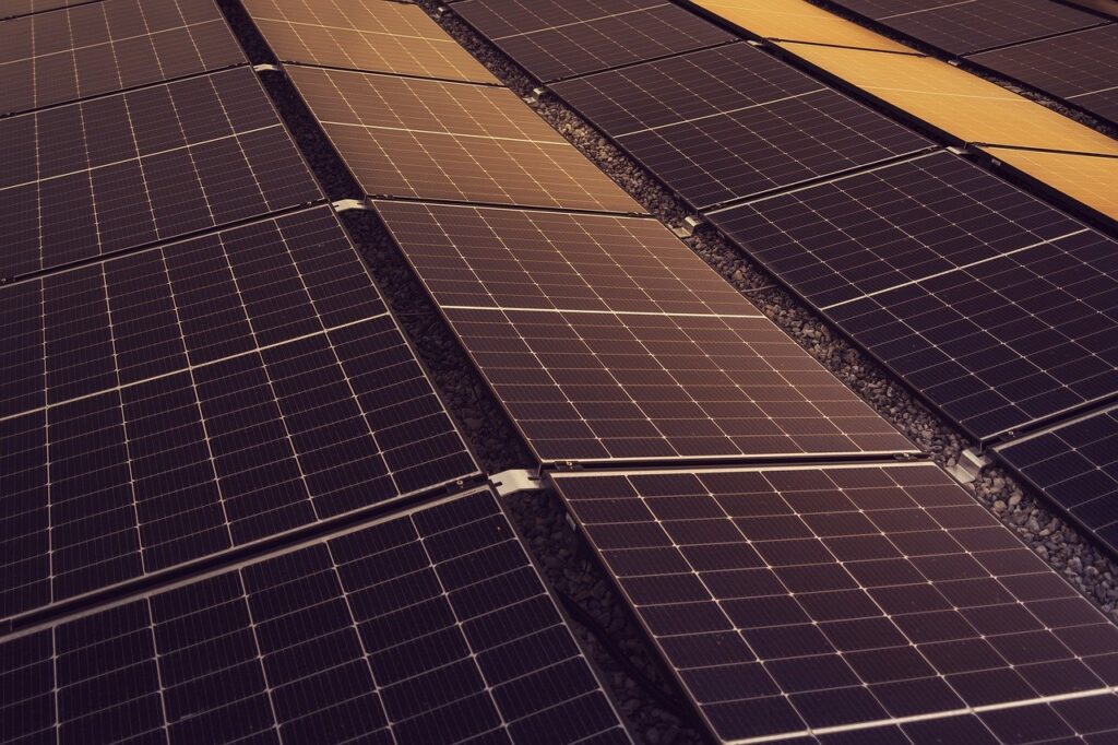 Fotovoltické panely na streche firmy vďaka dotácii na fotovoltiku Zelená podnikom.