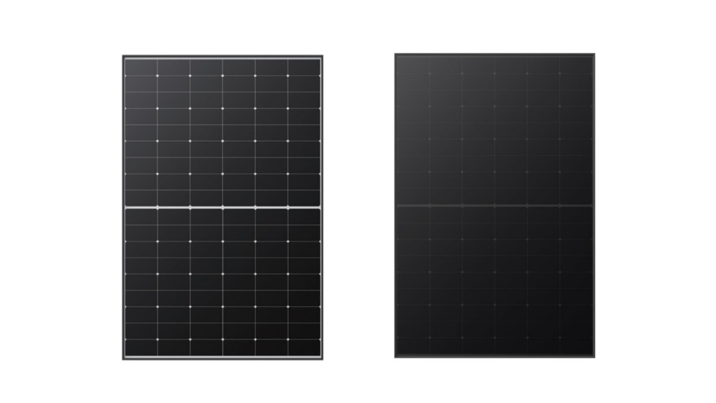 Porovnanie fotovoltických panelov Qcells – vľavo bežný monokryštalický panel, vpravo verzia all-black.