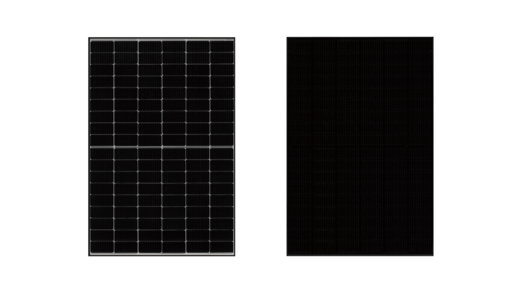 Porovnanie monokryštalických fotovoltických panelov Qcells – vľavo bežný fotovoltický panel s čiernym rámom, vpravo verzia all-black. 