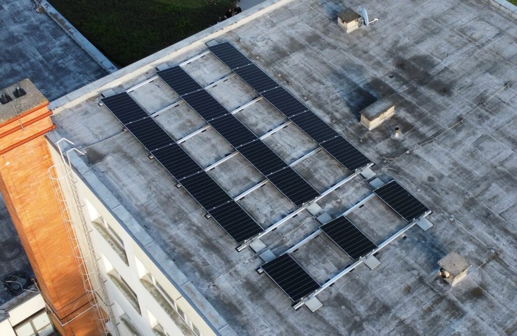 Fotovoltické panely na plochej streche.