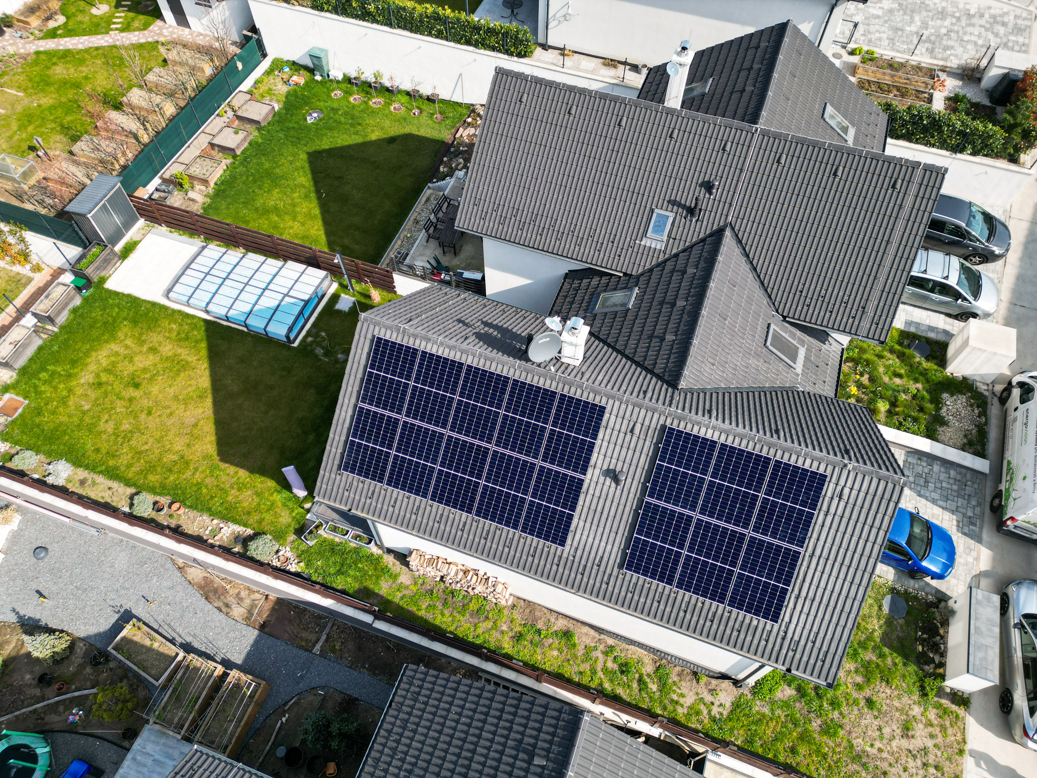 Monokryštalické fotovoltaické panely majú jednotný tmavý vzhľad.