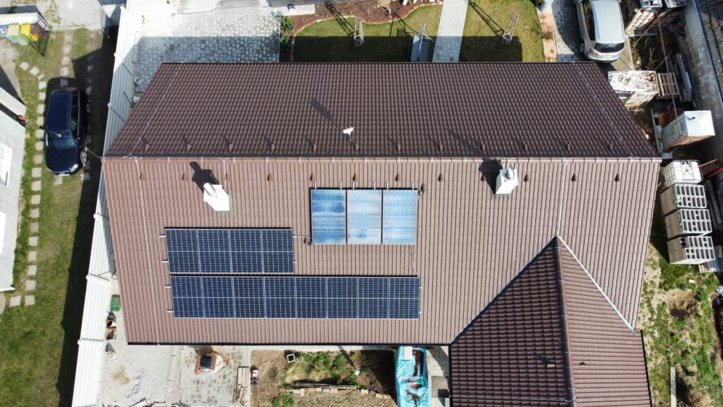Fotovoltické panely a solárne kolektory na streche domu.