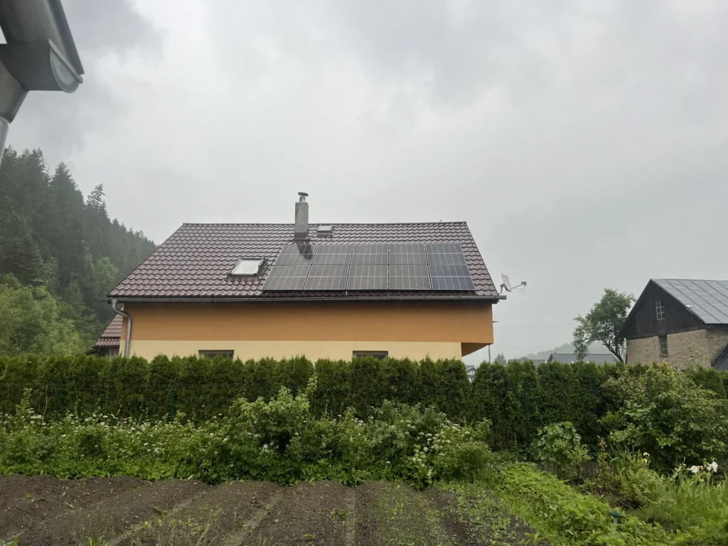 Inštalácia najvýkonnejších fotovoltaických panelov LONGi.