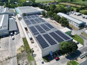 Fotovoltická elektráreň KRUP s výkonom 520 kWp od Energovision na streche výrobného areálu.