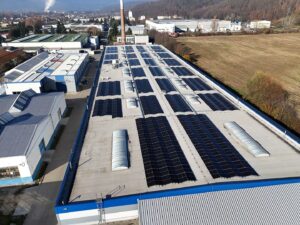 Areál firmy KÜSTER Vlkanová s fotovoltickým systémom na strechách hál