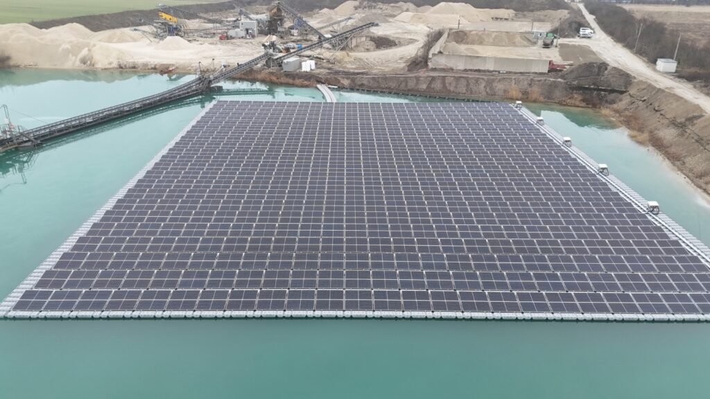 Fotovoltaické panely na vodnej hladine – priemyselný projekt