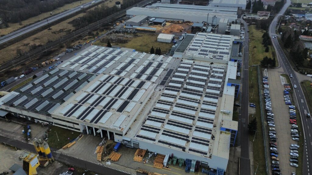 Fotovoltaické panely na výrobných halách Neuman Aluminium Industries