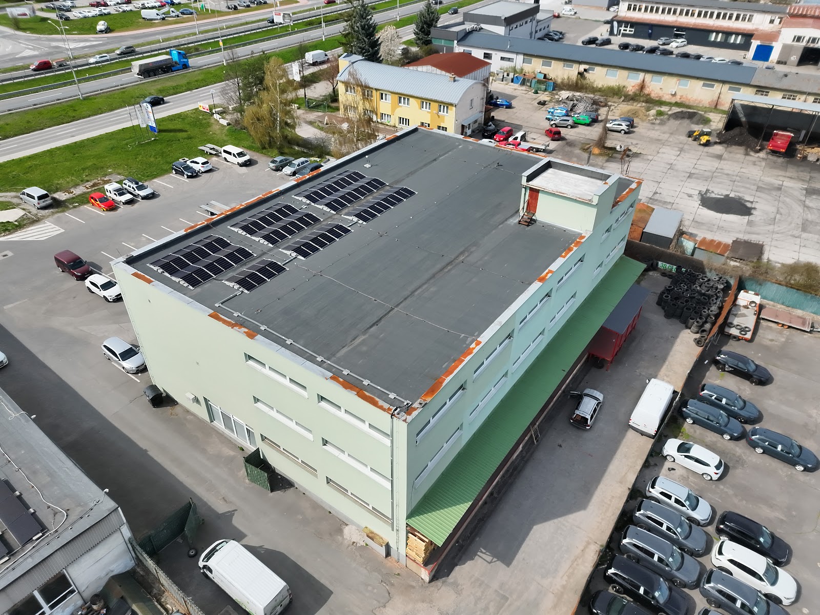 Fotovoltická elektráreň 27,6 kWp na streche – Banská Bystrica (Energovision), záber 1