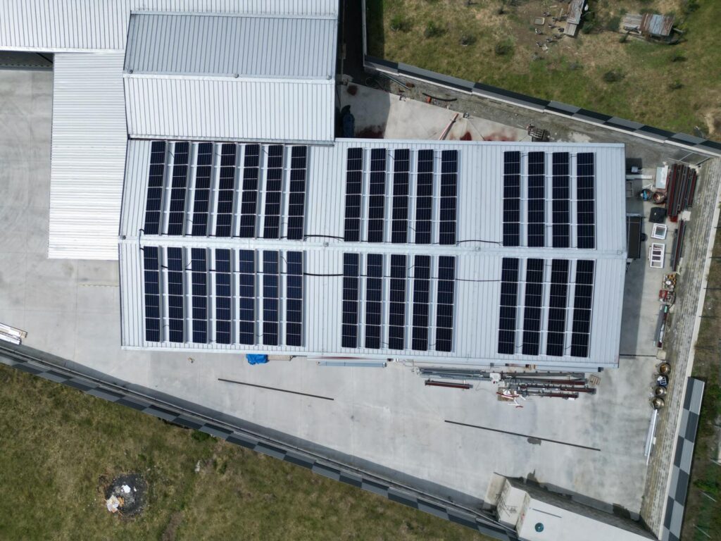 Fotovoltická elektráreň 58,8 kWp na streche – Dúbravy (Energovision), záber 3