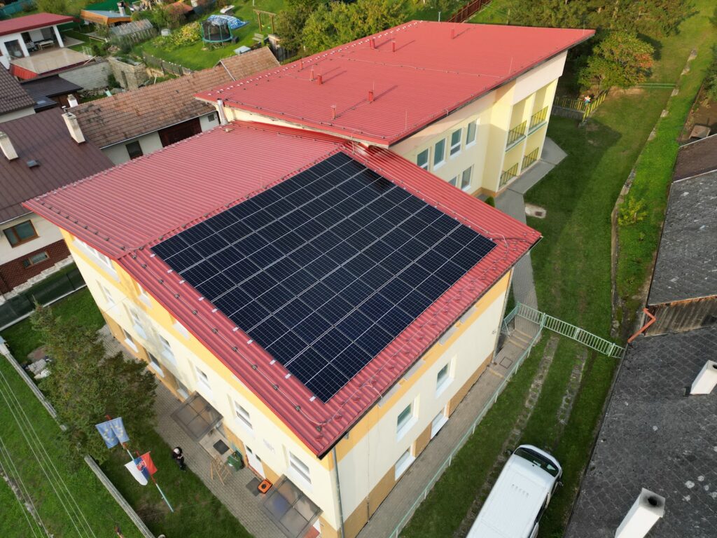 Fotovoltická elektráreň 32,66 kWp na streche – Iliašovce (Energovision), záber 1