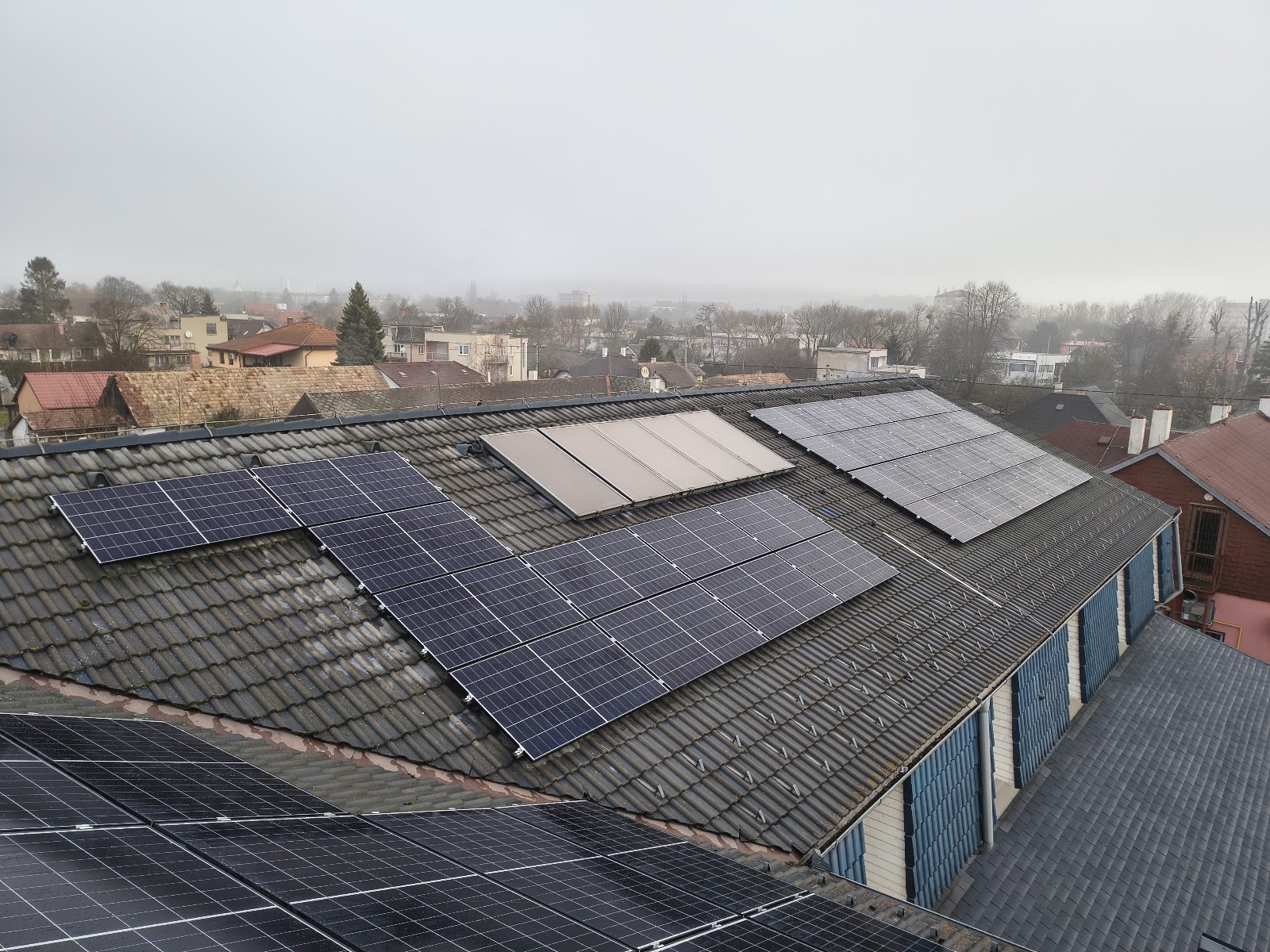 Fotovoltická elektráreň 29,58 kWp na streche – Košice-Šaca (Energovision), záber 1