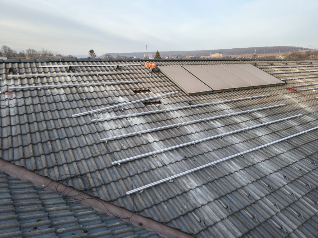 Fotovoltická elektráreň 29,58 kWp na streche – Košice-Šaca (Energovision), záber 2