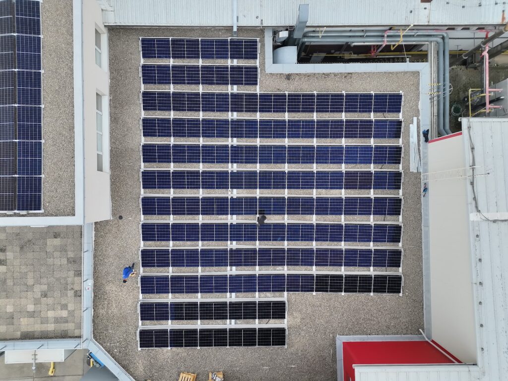 Fotovoltická elektráreň 501,49 kWp na streche – Mojmírovce (Energovision), záber 3