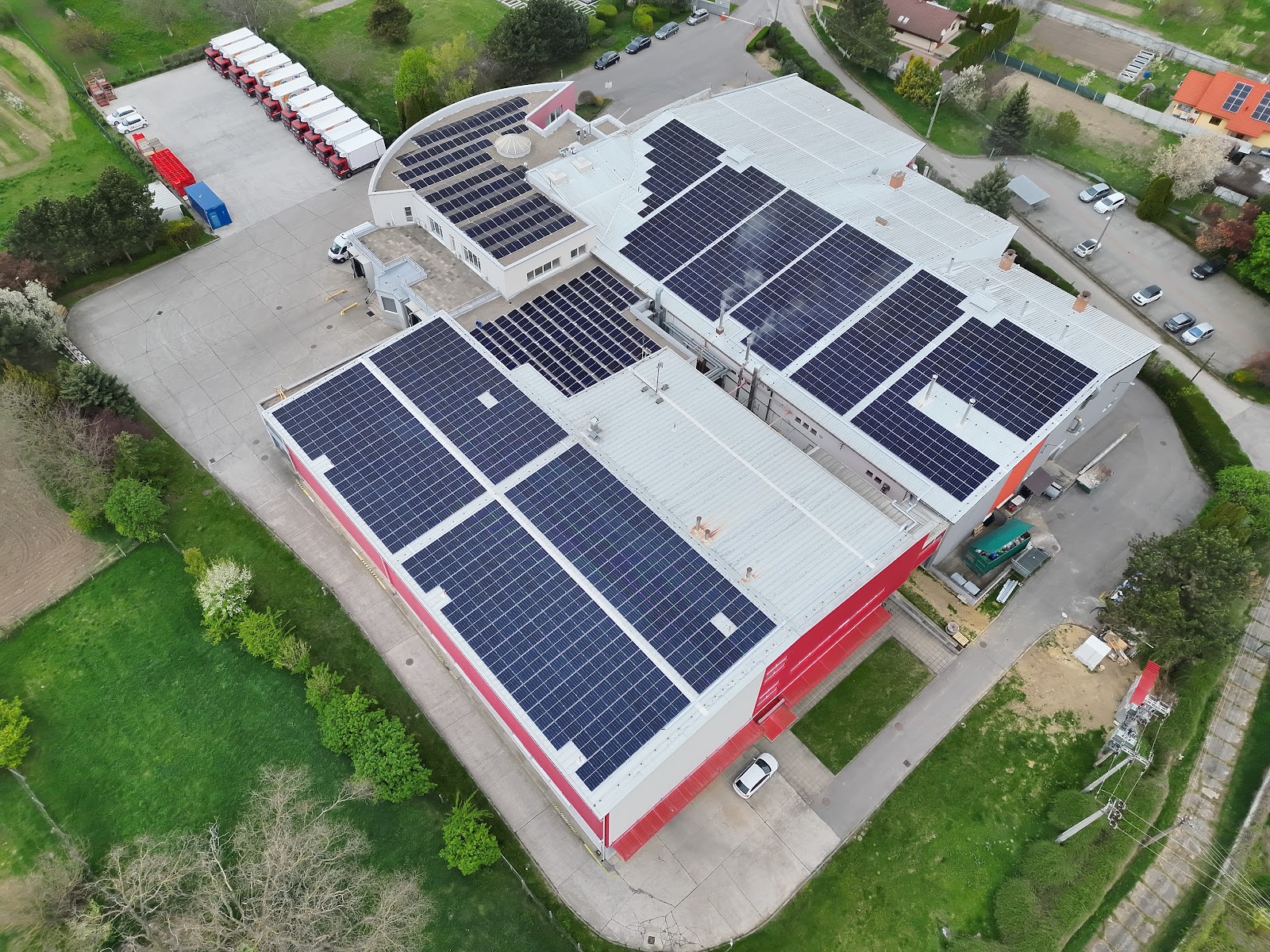 Fotovoltická elektráreň 501,49 kWp na streche – Mojmírovce (Energovision), záber 4