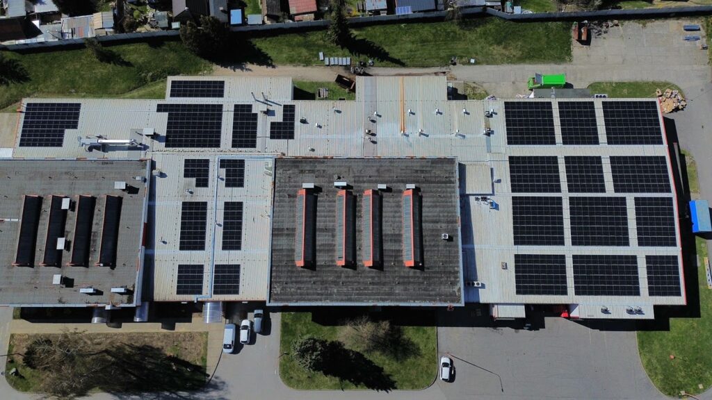 Fotovoltická elektráreň 529,62 kWp na streche – Spišská Nová Ves (Energovision), záber 3