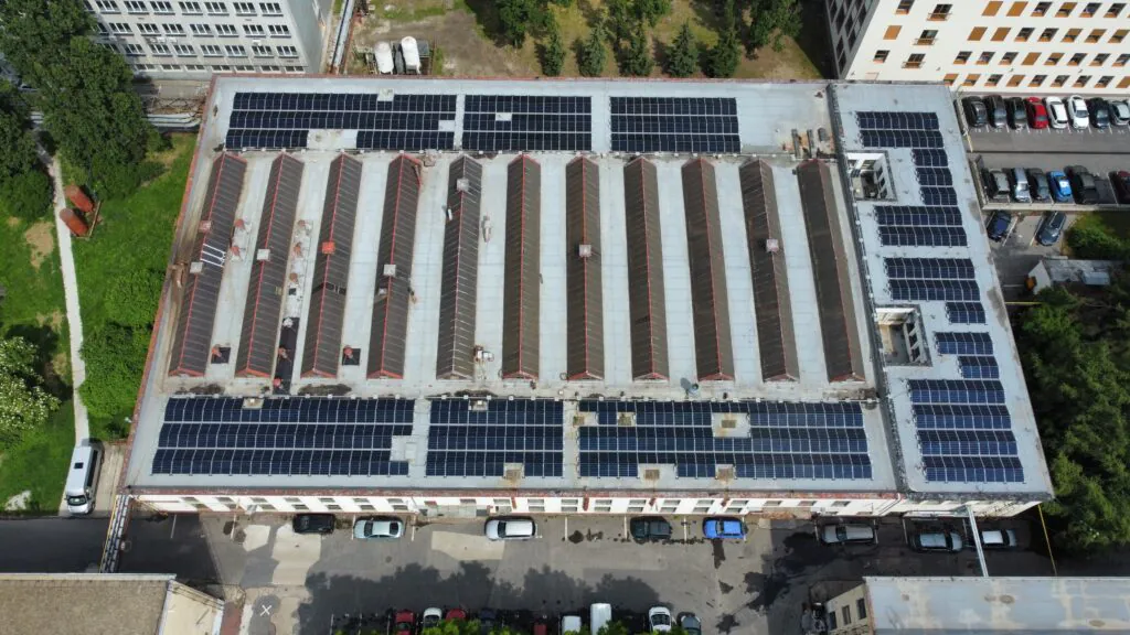Strešna fotovoltická elektráreň pre bratislavskú firmu.