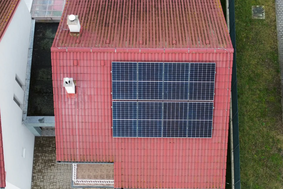 Modernosť domácností určujú i fotovoltaické panely, ktoré vyrábajú vlastnú solárnu energiu.