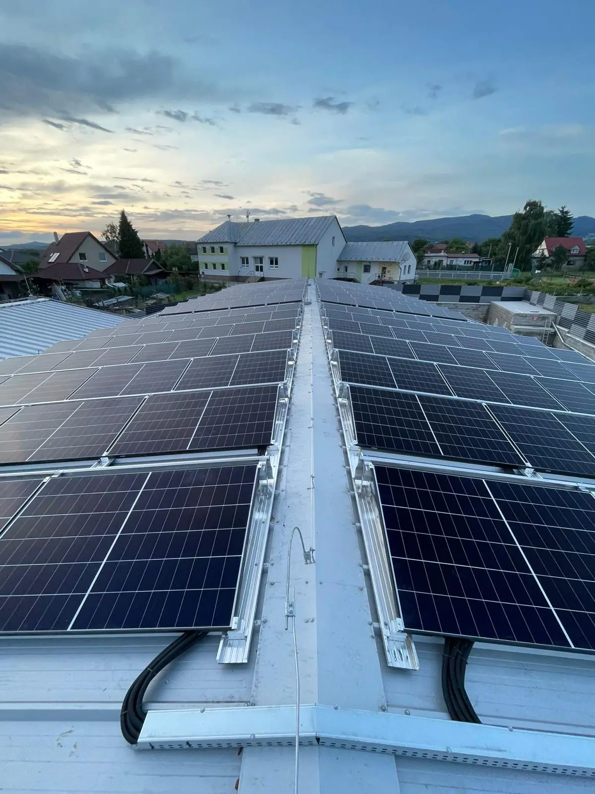 Fotovoltická elektráreň 58,8 kWp na streche – Dúbravy (Energovision), záber 1