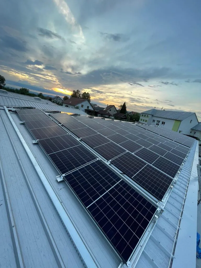 Fotovoltická elektráreň 58,8 kWp na streche – Dúbravy (Energovision), záber 2
