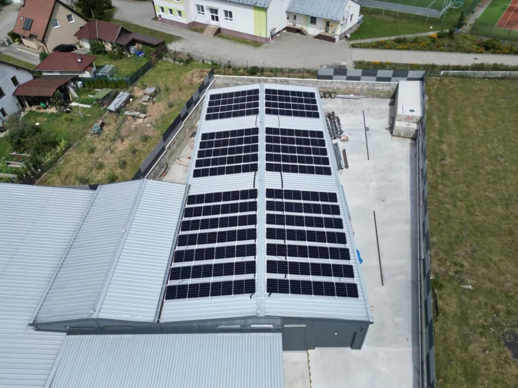 Fotovoltická elektráreň 58,8 kWp na streche – Dúbravy (Energovision), záber 4