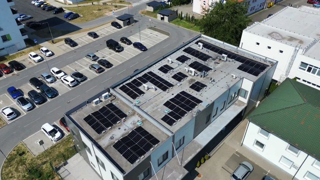 Fotovoltická elektráreň 34,2 kWp na streche – Vranov nad Topľou (Energovision), záber 1