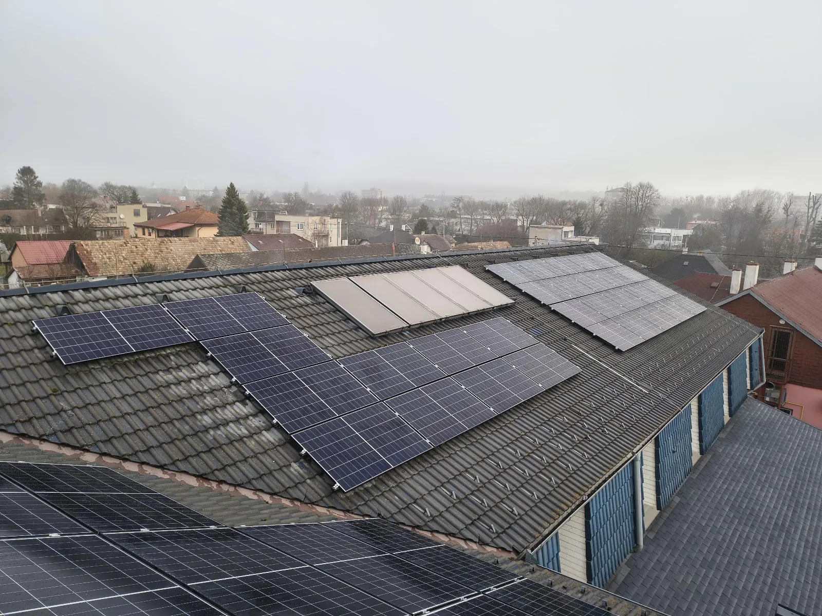 Fotovoltická elektráreň 29,58 kWp na streche – Košice-Šaca (Energovision), záber 1