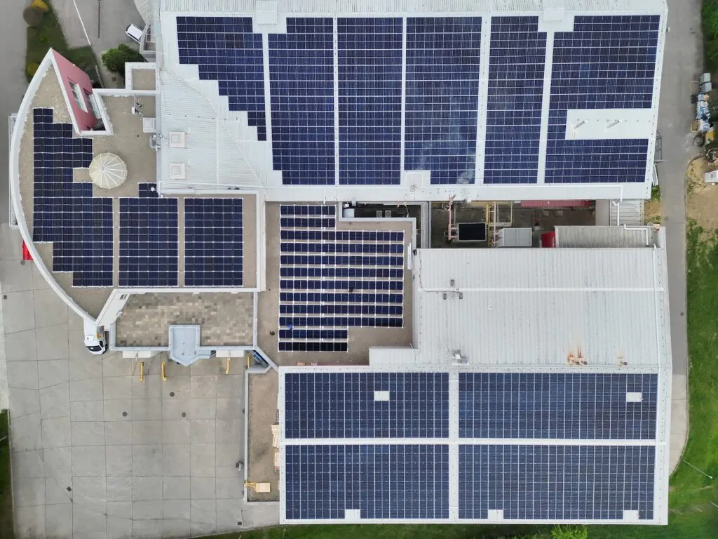 Fotovoltická elektráreň 501,49 kWp na streche – Mojmírovce (Energovision), záber 1