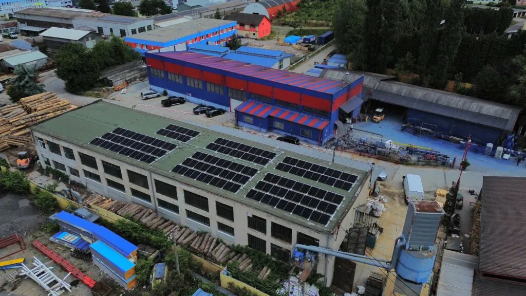 Fotovoltická elektráreň 35,88 kWp na streche – Žiar nad Hronom (Energovision), záber 1