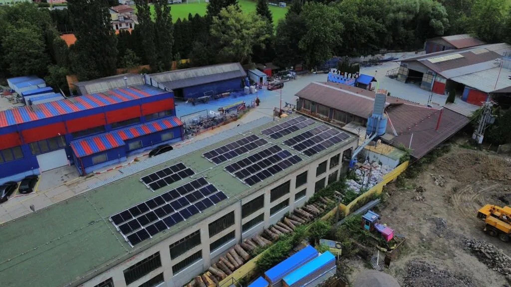 Fotovoltická elektráreň 35,88 kWp na streche – Žiar nad Hronom (Energovision), záber 2
